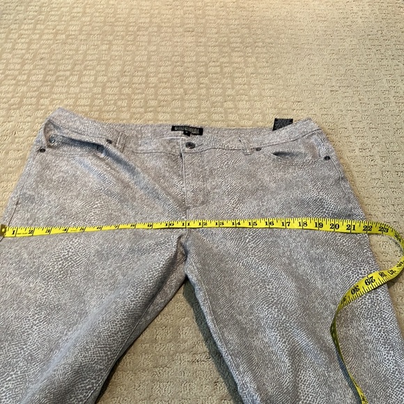 Fabulous😱snake print Nicole Miller size 16 jeans. - Picture 14 of 16